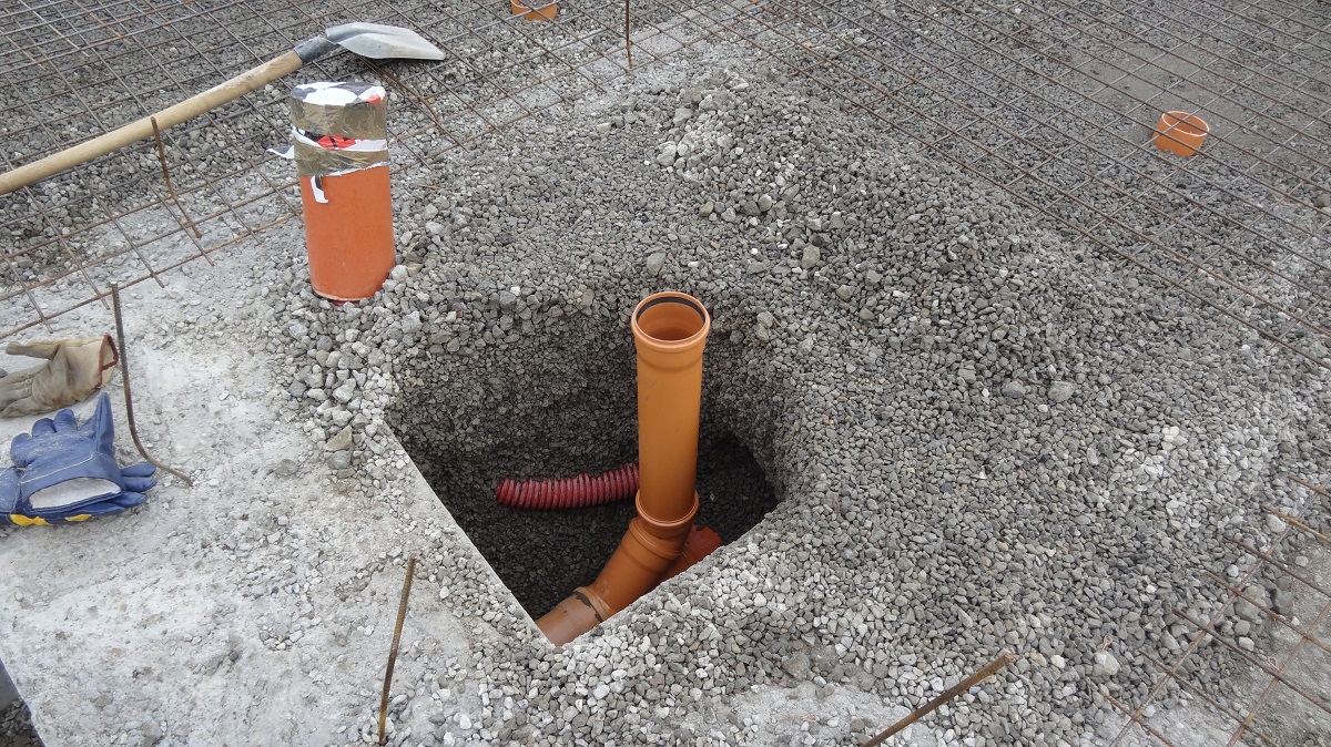 Přidání kanalizačního potrubí do zhutněné desky