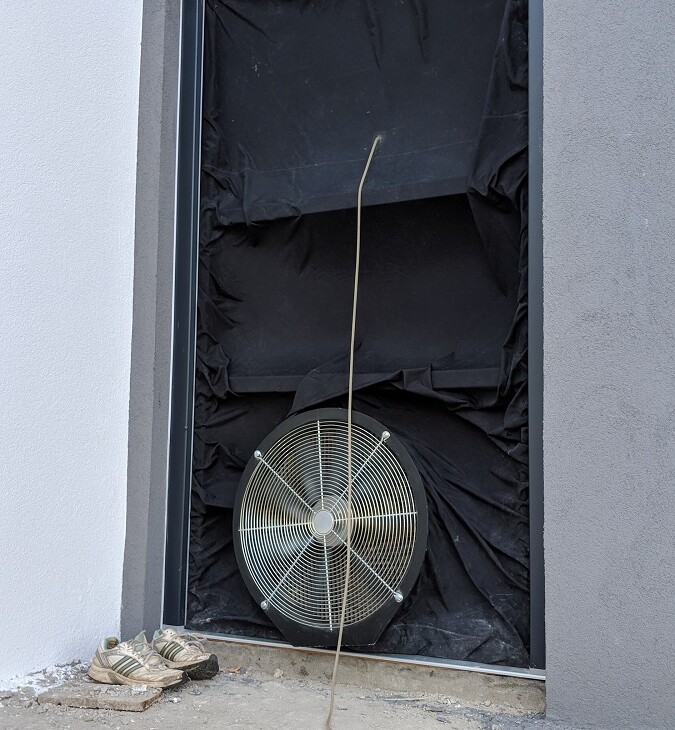 Ventilátor upevněný ke dveřím