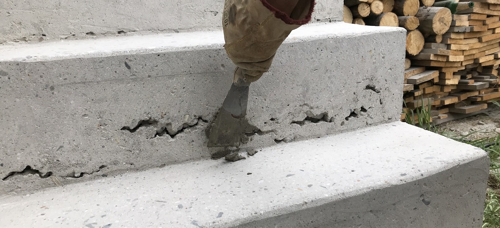 Oprava děr v betonu sanační maltou