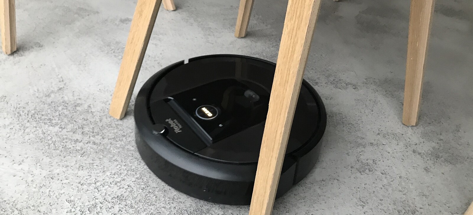 iRobot Roomba i7 vysává i těžko dostupných místech