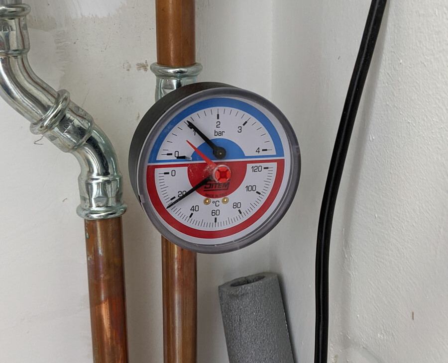 Optimální tlak vody 1 bar v systému tepelného čerpadla s podlahovým vytápěním