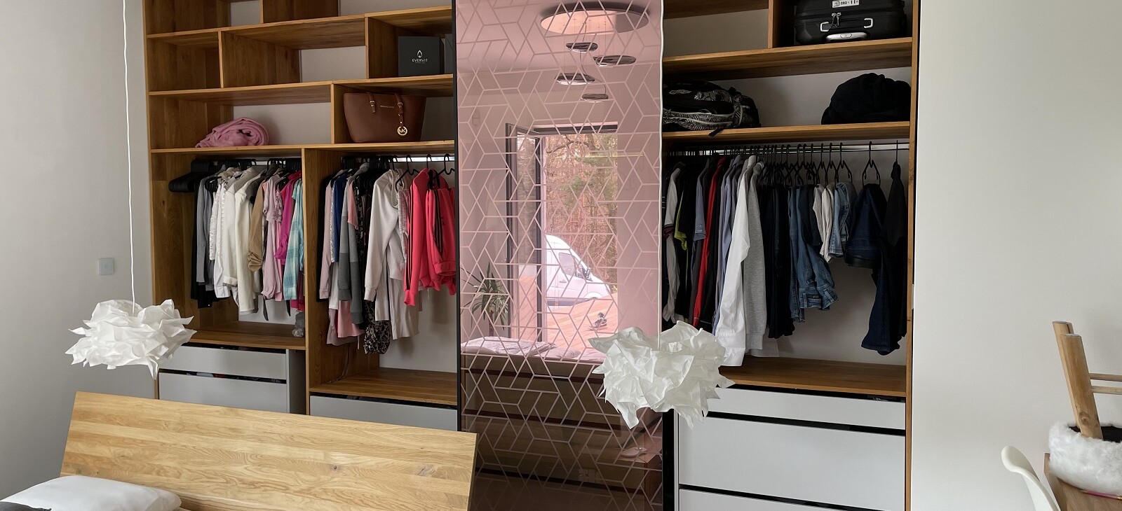 Skleněné posuvné dveře šatní skříně